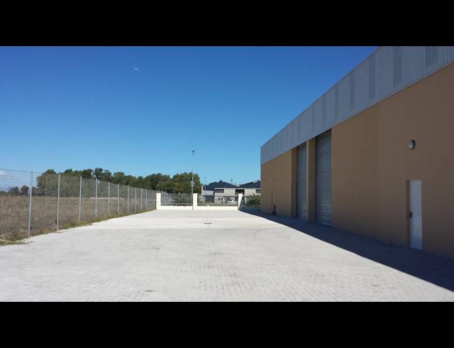 1,010M² FACTORY TO LET IN SAXON INDUSTRIAL